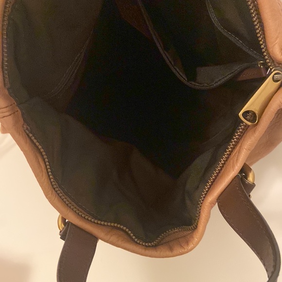 Like new, genuine leather FOSSIL handbag, features gold hardware 🤩 - Picture 9 of 10